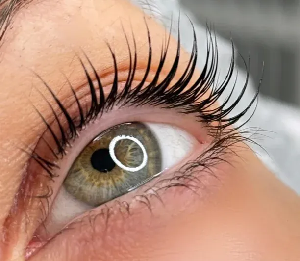 Geschwungene Wimpern nach dem Wimpernlifting