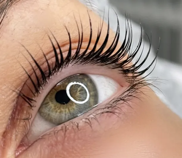 Geschwungene Wimpern nach dem Lifting